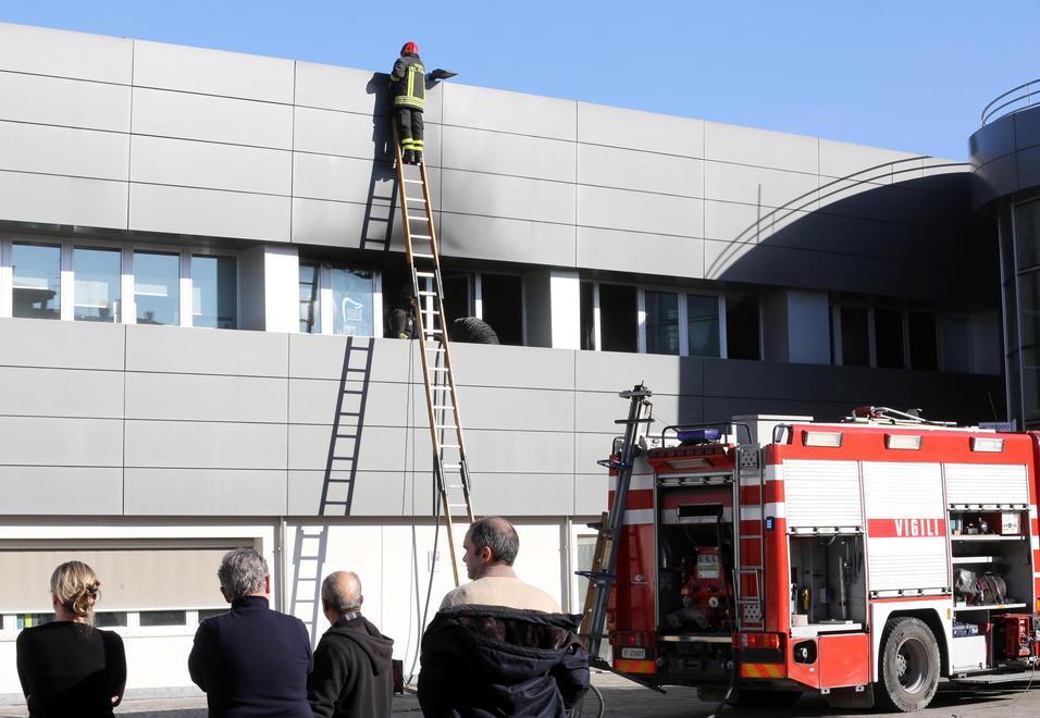 Scoppia l’incendio: evacuate 150 persone Fuoco, fumo e tanta paura all’Ecomedica 