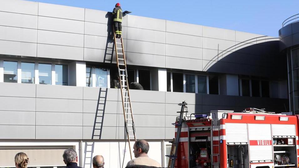 Scoppia l’incendio: evacuate 150 persone Fuoco, fumo e tanta paura all’Ecomedica