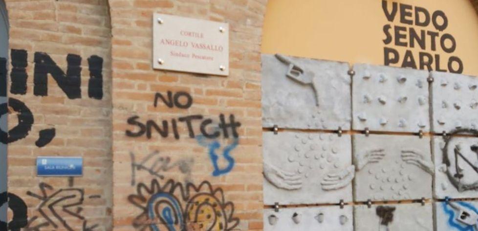 Il cortile di Vassallo deturpato di graffiti «Ridategli dignità» 