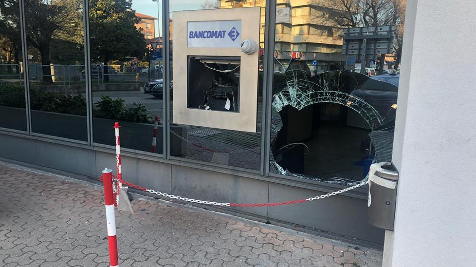 Sventrato il bancomat, rubati 40mila euro 