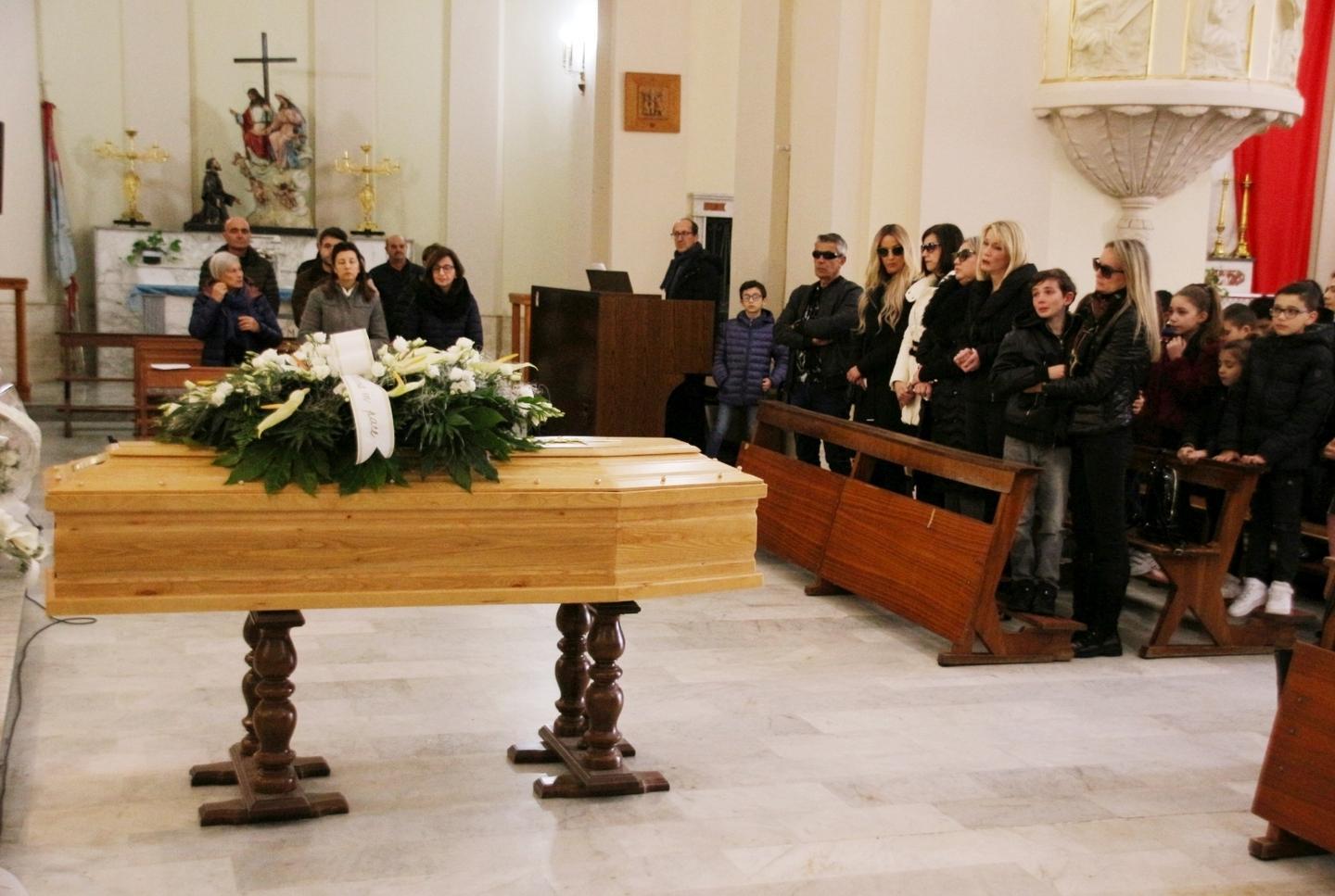 Femminicidio a Sorso, un paese in lacrime per l’ultimo saluto a Zdenka