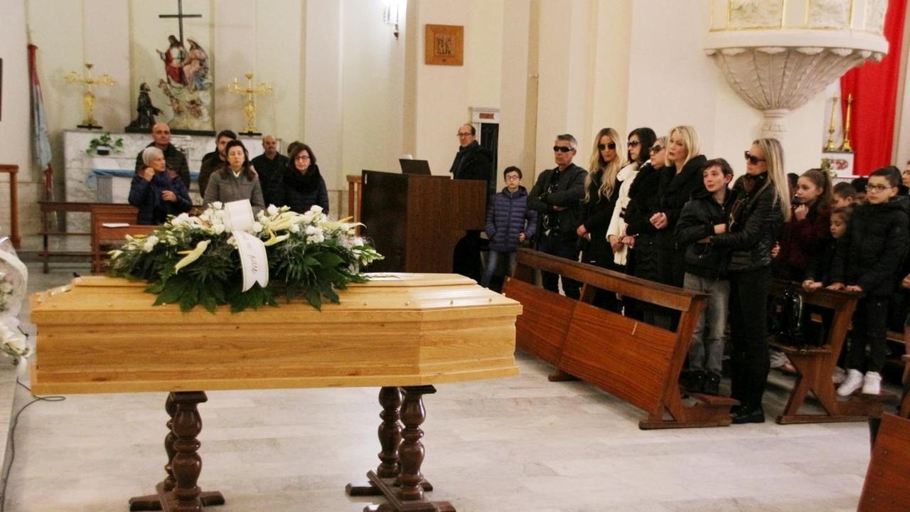 Femminicidio a Sorso, un paese in lacrime per l’ultimo saluto a Zdenka