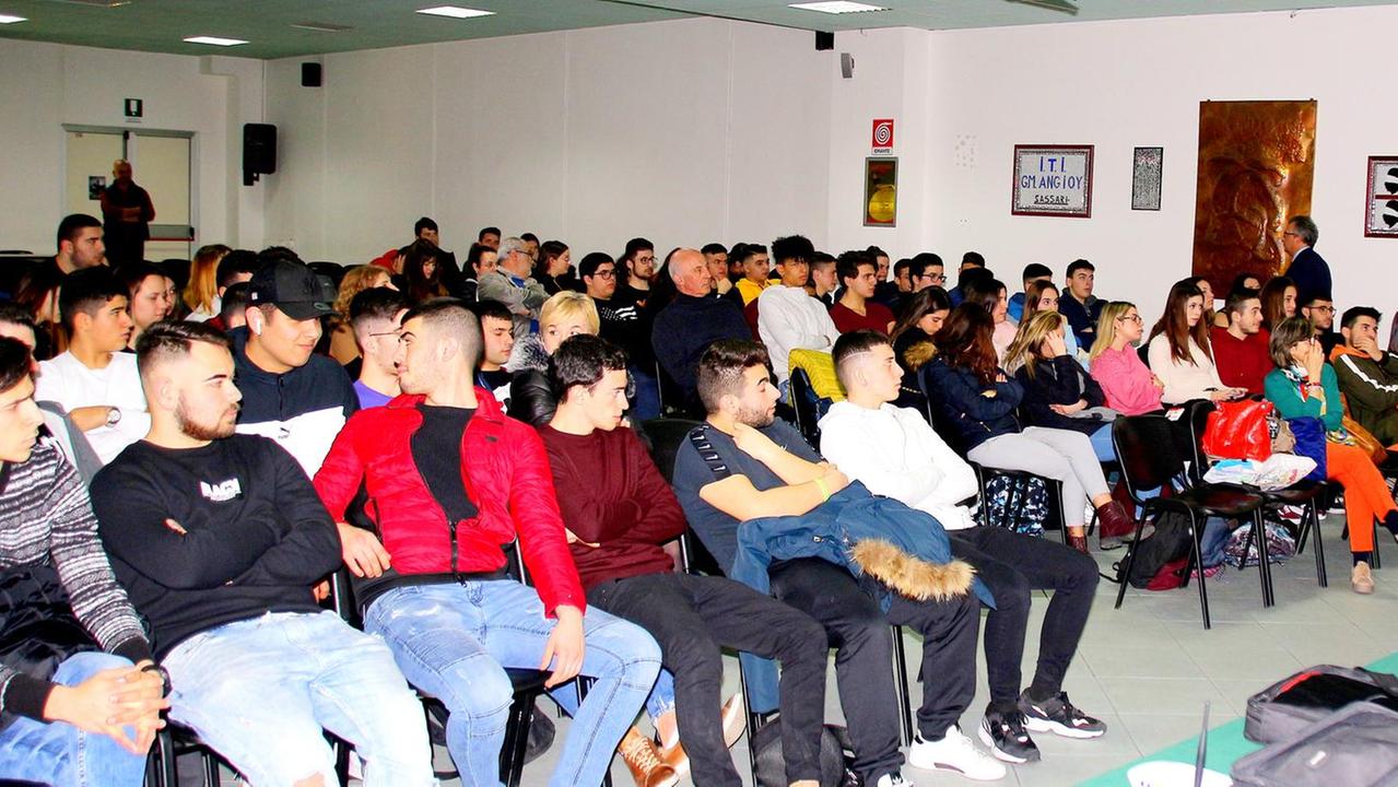 I chimici di domani scoprono i segreti del gigante Saras