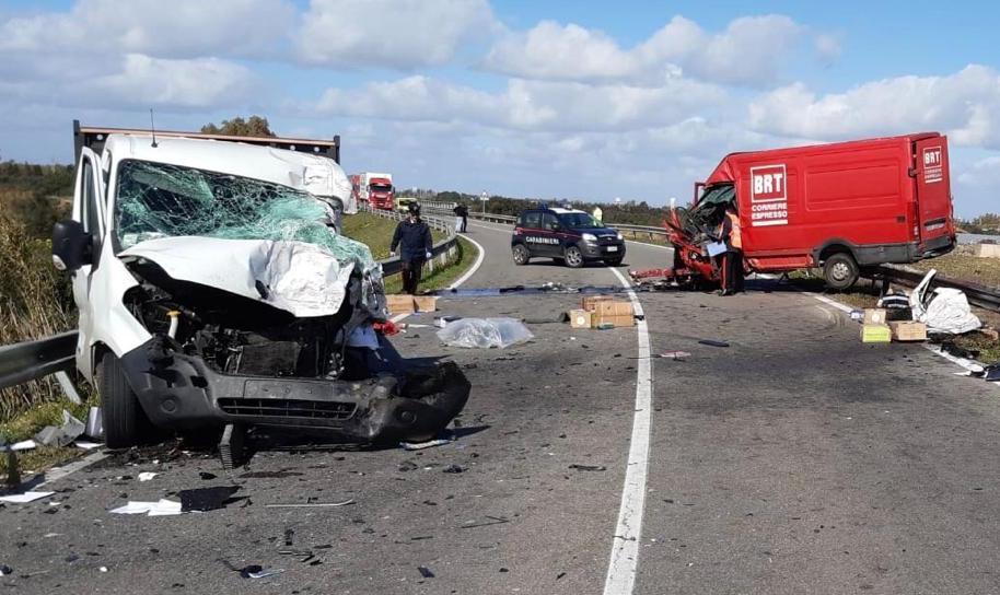 Frontale tra due furgoni un morto e quattro feriti 