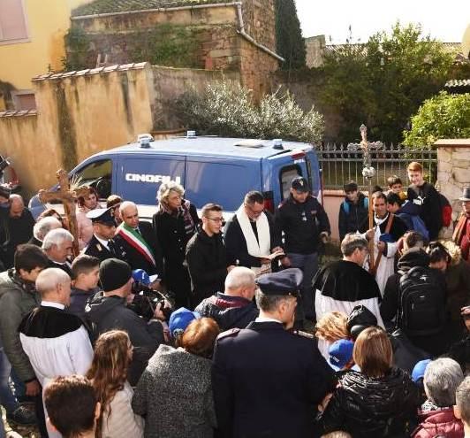 Amici a quattro zampe in festa con la polizia