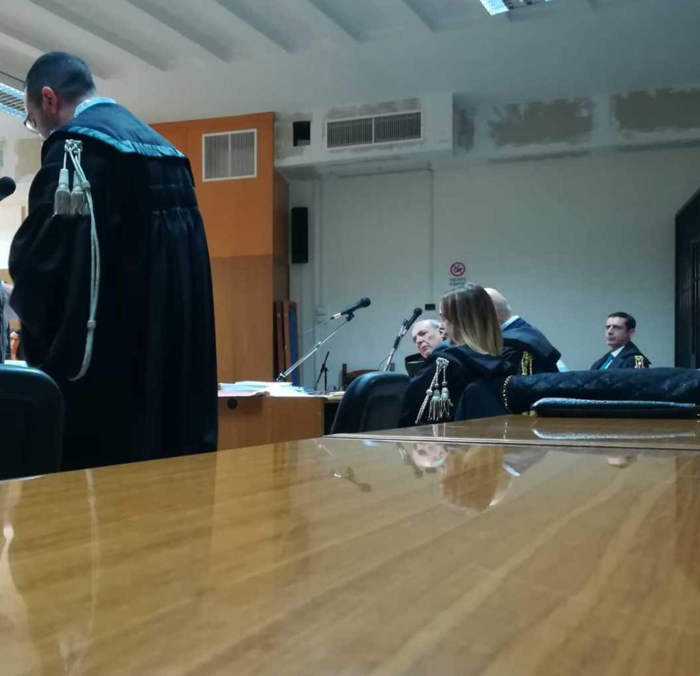 Prostituzione, chiesti sei anni per don Usai