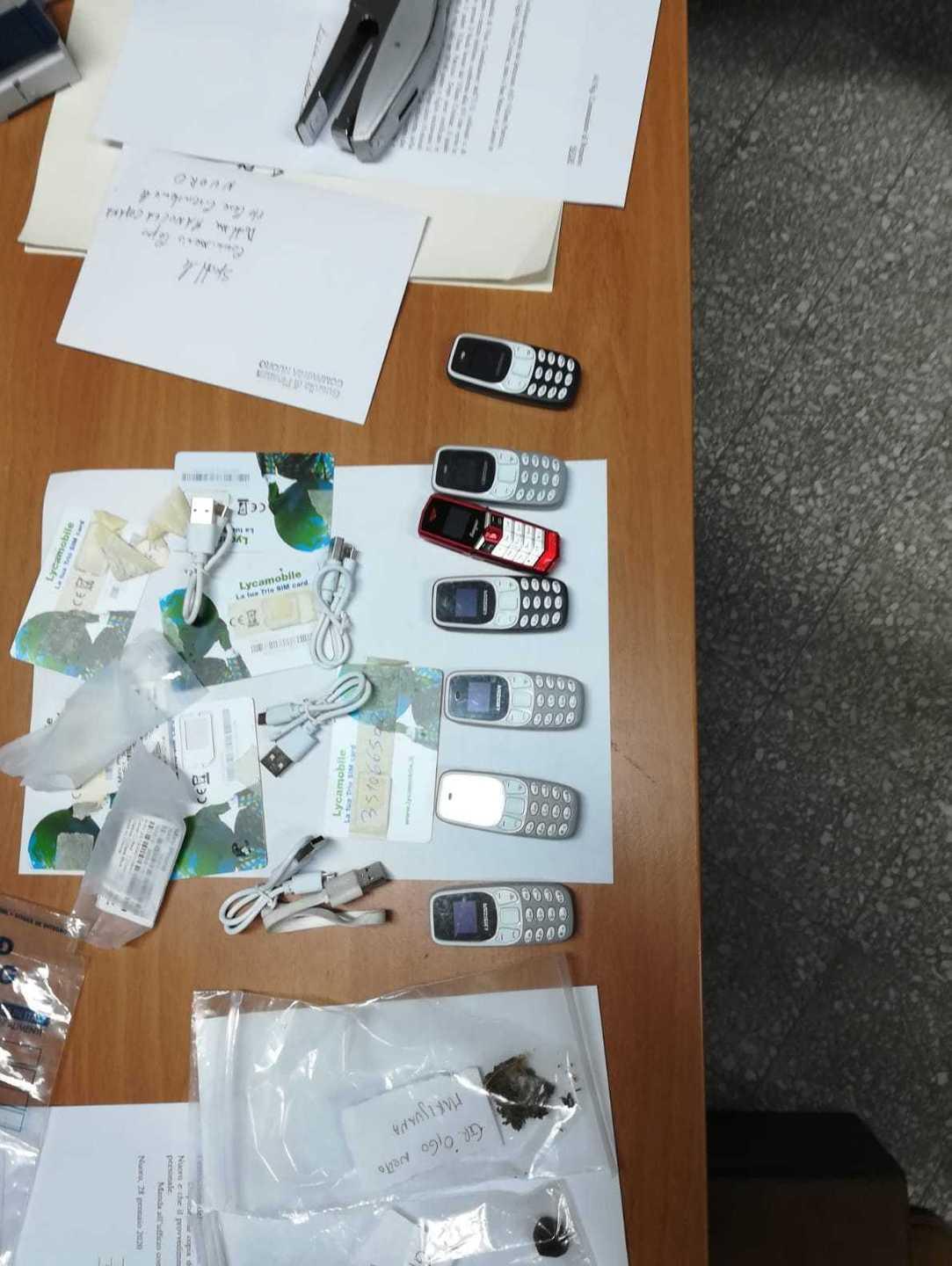 Dentro Badu ’e Carros tre cellulari e droga 