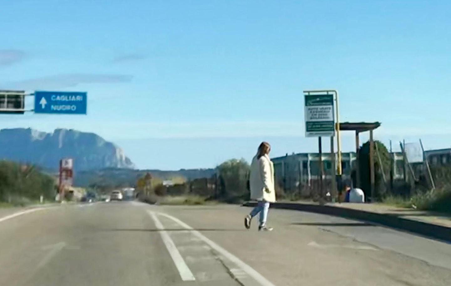 La fermata del bus è sulla Statale ma non ci sono strisce pedonali