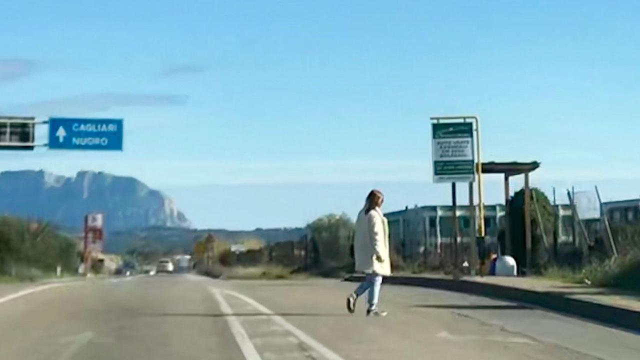 La fermata del bus è sulla Statale ma non ci sono strisce pedonali