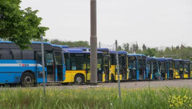 Modena. L’autobus inchioda per evitare un’auto: due passeggeri feriti 