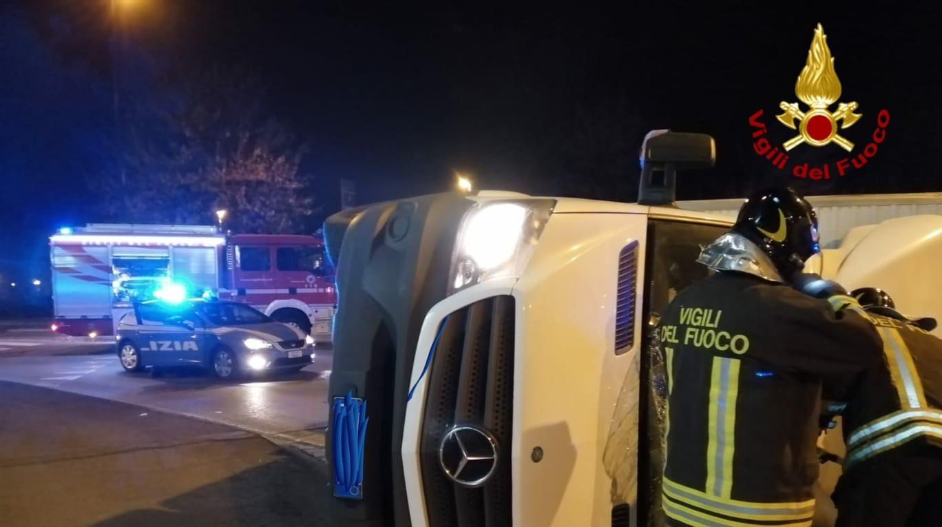 Non si ferma all'alt della polizia, scappa dalle volanti e fa ribaltare un camion: denunciato 