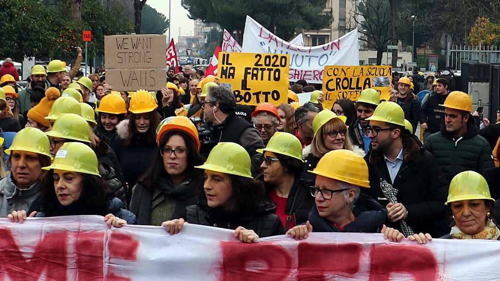 Soffitti ko, altre tre aule chiuse al Pascoli. E i Caschetti Gialli incontrano la ministra