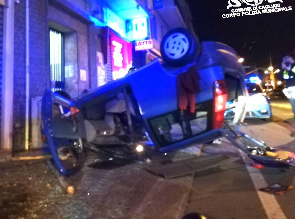 Cagliari, alla guida in stato psicofisico alterato provoca un incidente: 3 feriti