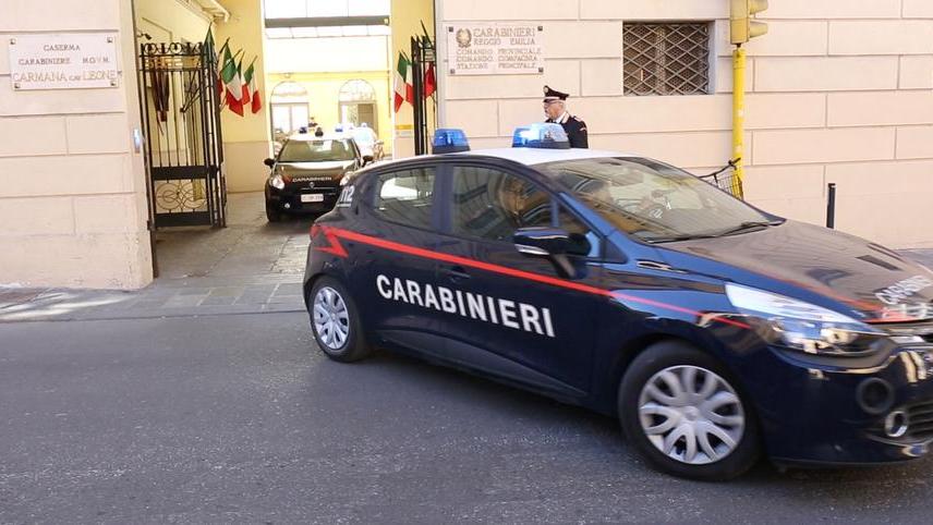 Ruba 400 euro dalla cassa ma le telecamere lo incastrano