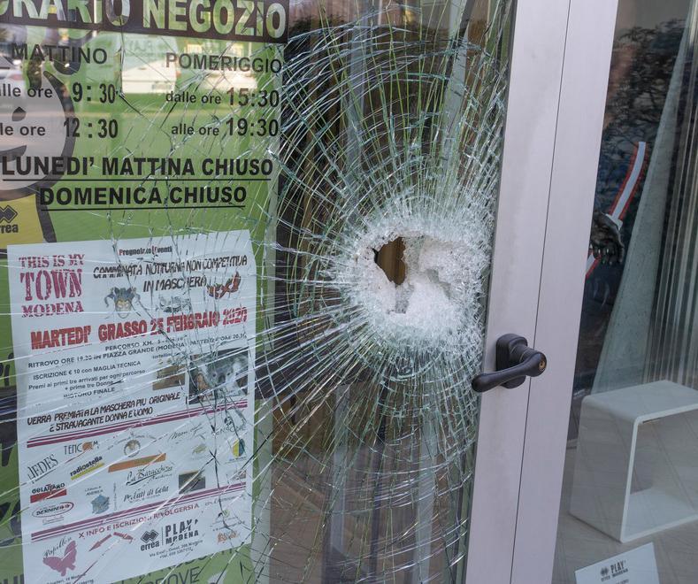 Modena. Alla Erreà due spaccate in una settimana: razziato abbigliamento 