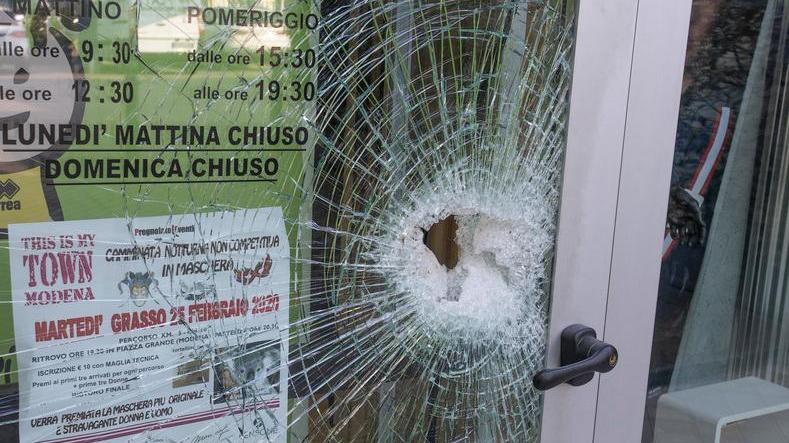 Modena. Alla Erreà due spaccate in una settimana: razziato abbigliamento