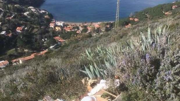 Abbandona rifiuti oltre il ciglio della strada Fregato dalle telecamere
