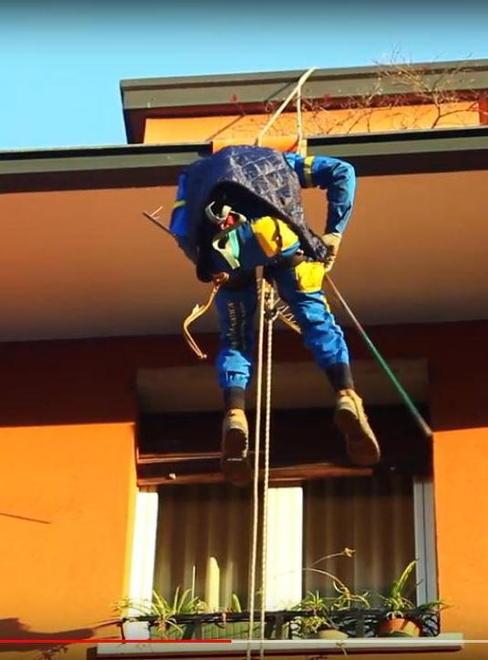 Giù dai tetti con le corde Ecco i muratori acrobatici 
