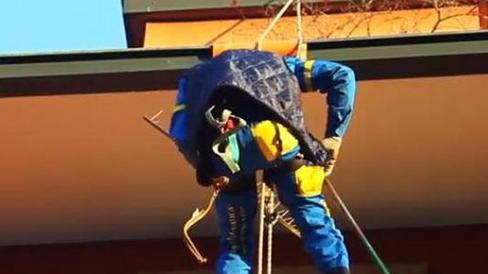 Giù dai tetti con le corde Ecco i muratori acrobatici