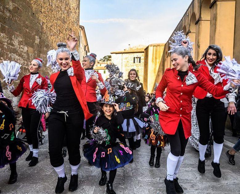 In libreria, sull’Ape, a teatro o... al cimitero Per grandi e piccini una festa tutta da ridere