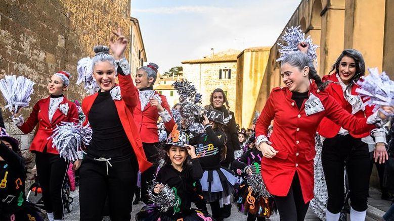 In libreria, sull’Ape, a teatro o... al cimitero Per grandi e piccini una festa tutta da ridere