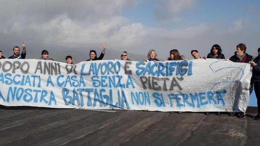 Operaie sul tetto, la Regione chiede una rapida soluzione