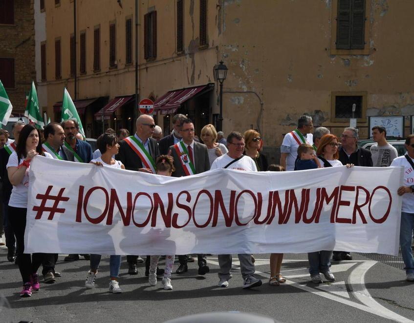 Due giorni in catene al consiglio regionale per difendere l’ospedale dai tagli 