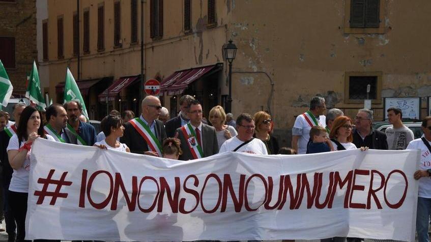Due giorni in catene al consiglio regionale per difendere l’ospedale dai tagli