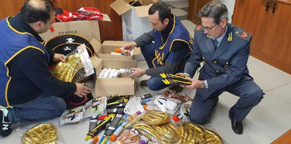 Blitz in un negozio, sequestrati 500 articoli “fuorilegge” per i bimbi