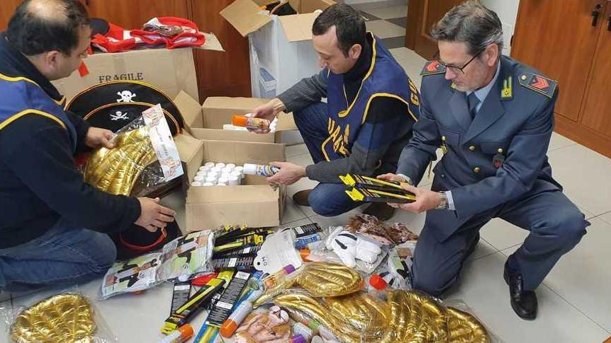 Blitz in un negozio, sequestrati 500 articoli “fuorilegge” per i bimbi