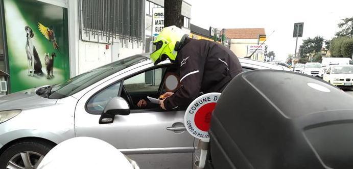 Telefono al volante e velocità eccessiva: una raffica di multe 