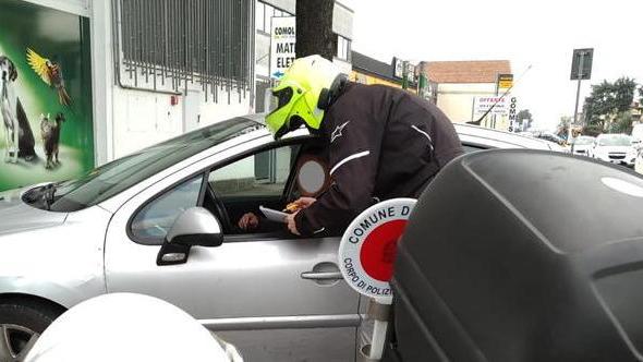 Telefono al volante e velocità eccessiva: una raffica di multe