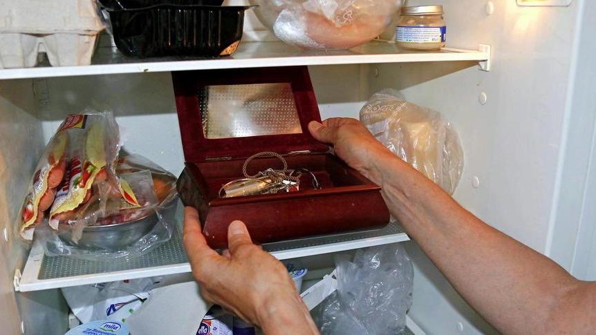Forzano cassaforte sotto gli occhi dei proprietari