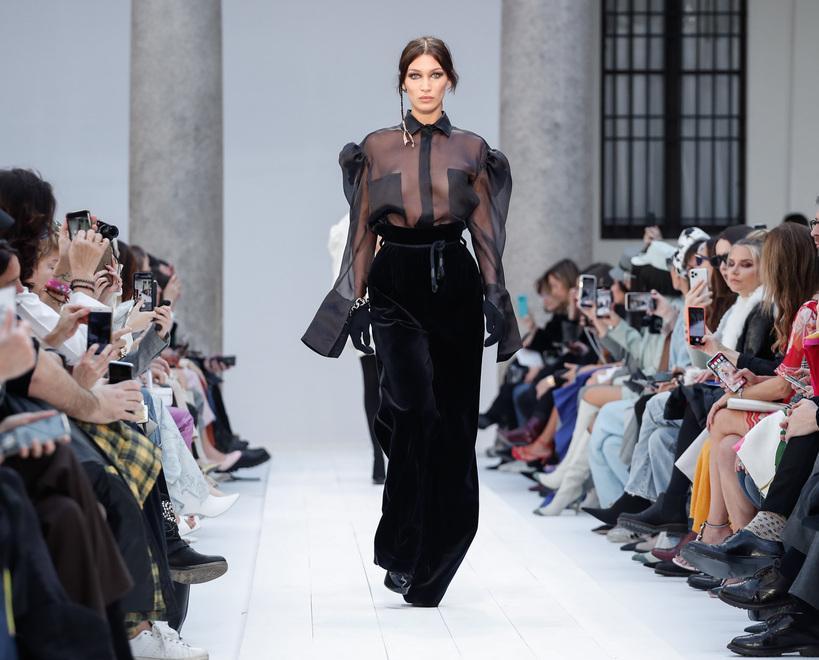 La donna griffata Max Mara punta dritta al mare d’inverno 