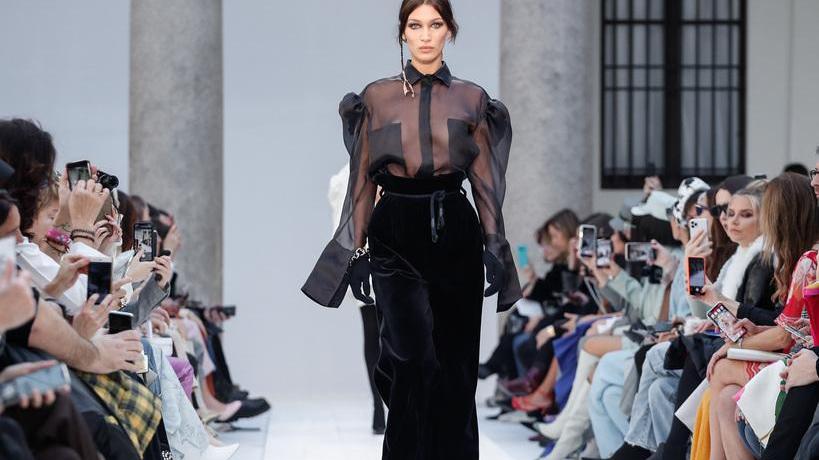 La donna griffata Max Mara punta dritta al mare d’inverno