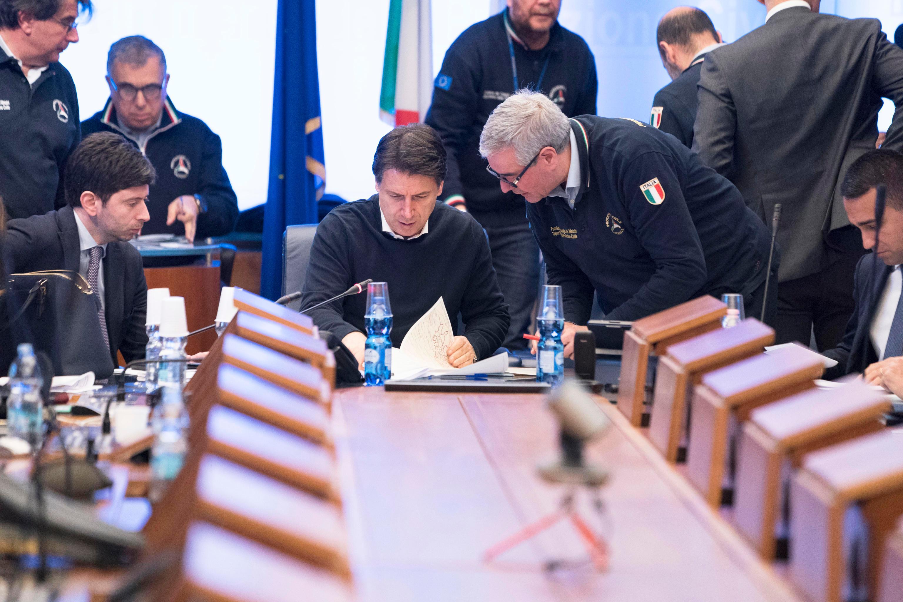 Il presidente del consiglio Giuseppe Conte e i ministri Speranza e Di Maio con i tecnici della Protezione civile