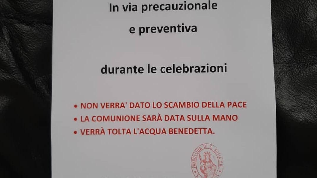 Il cartello affisso dal parroco di San Vero Milis