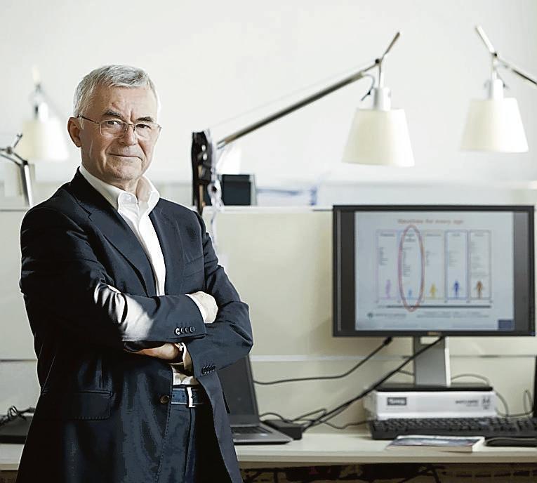 Il professor Rino Rappuoli nei laboratori di Gks a Siena