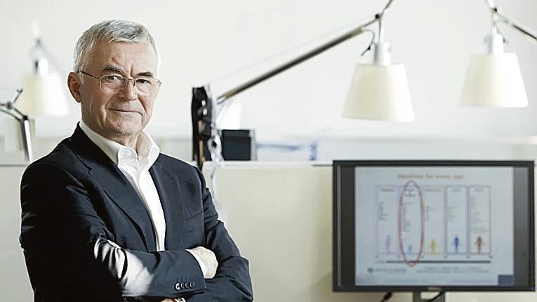 Il professor Rino Rappuoli nei laboratori di Gks a Siena