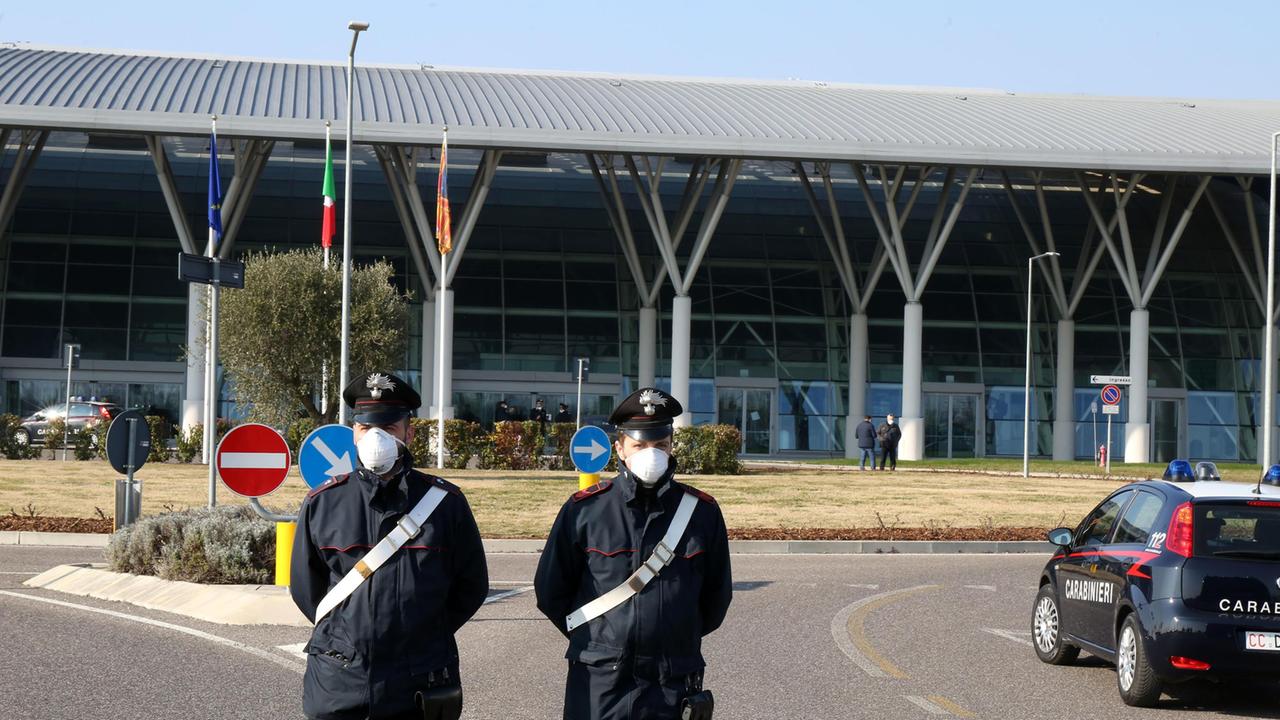 Davanti all'ospedale Schiavonia di Monselice carabinieri con mascherina