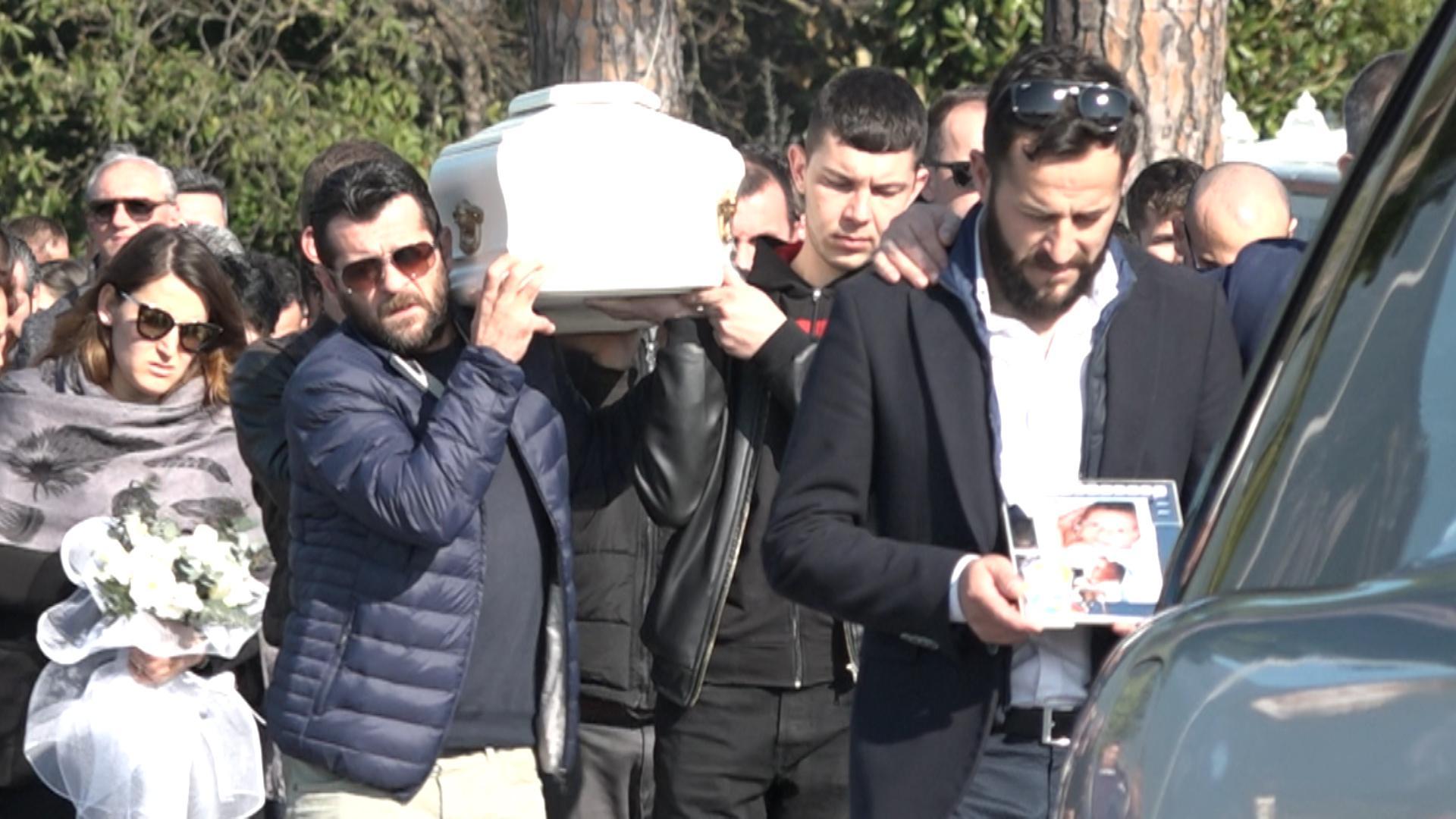 Morto per l'airbag: in centinaia per l’ultimo saluto al piccolo Brendon