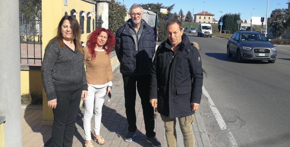 Via Muraglie come una pista «Ogni giorno rischiamo la vita» 