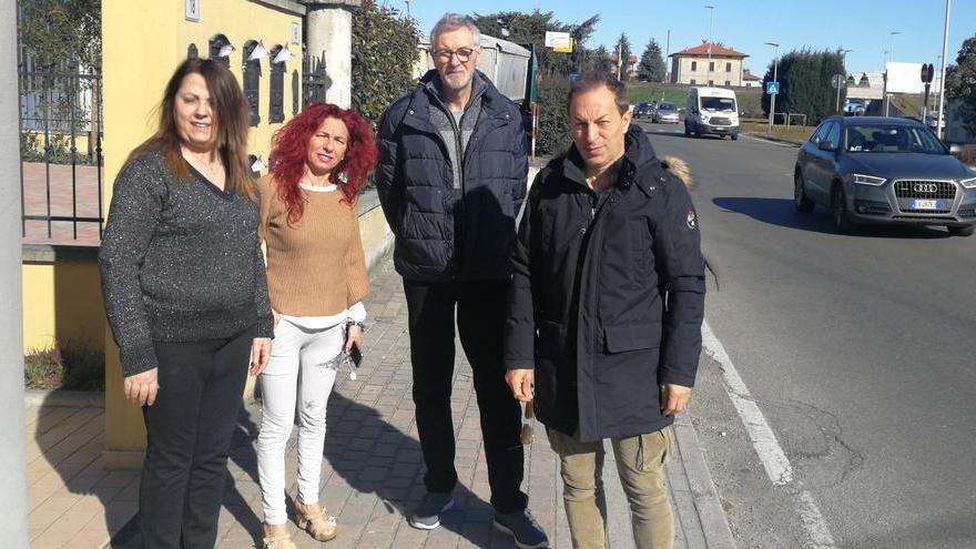 Via Muraglie come una pista «Ogni giorno rischiamo la vita»