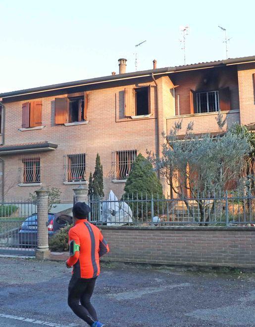 Fiamme all’interno della villa: la famiglia si mette in salvo 