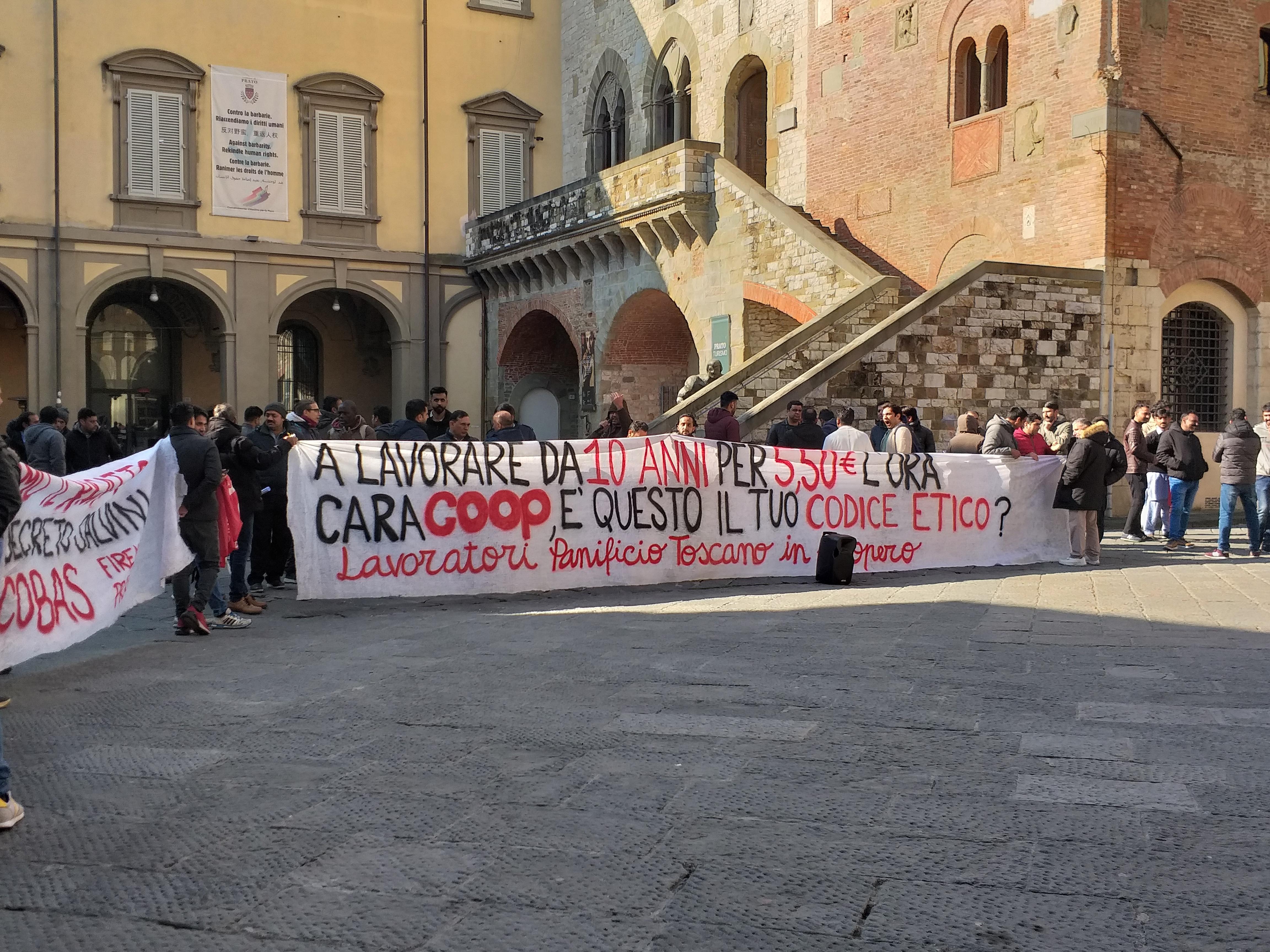 La manifestazione del Si Cobas di sabato in piazza del Comune