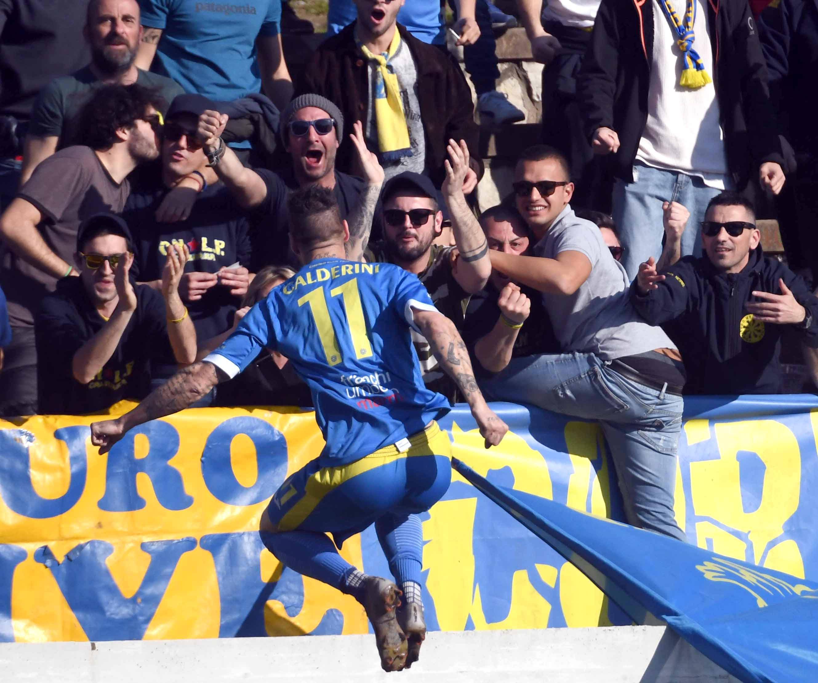 Un'immagine della partita di sabato 22 tra Carrarese e Gozzano: la rete del vantaggio di Calderini