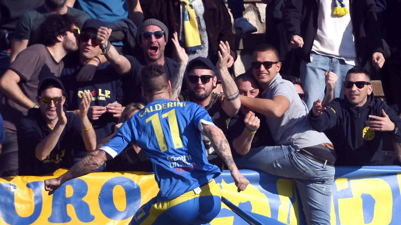 Un'immagine della partita di sabato 22 tra Carrarese e Gozzano: la rete del vantaggio di Calderini