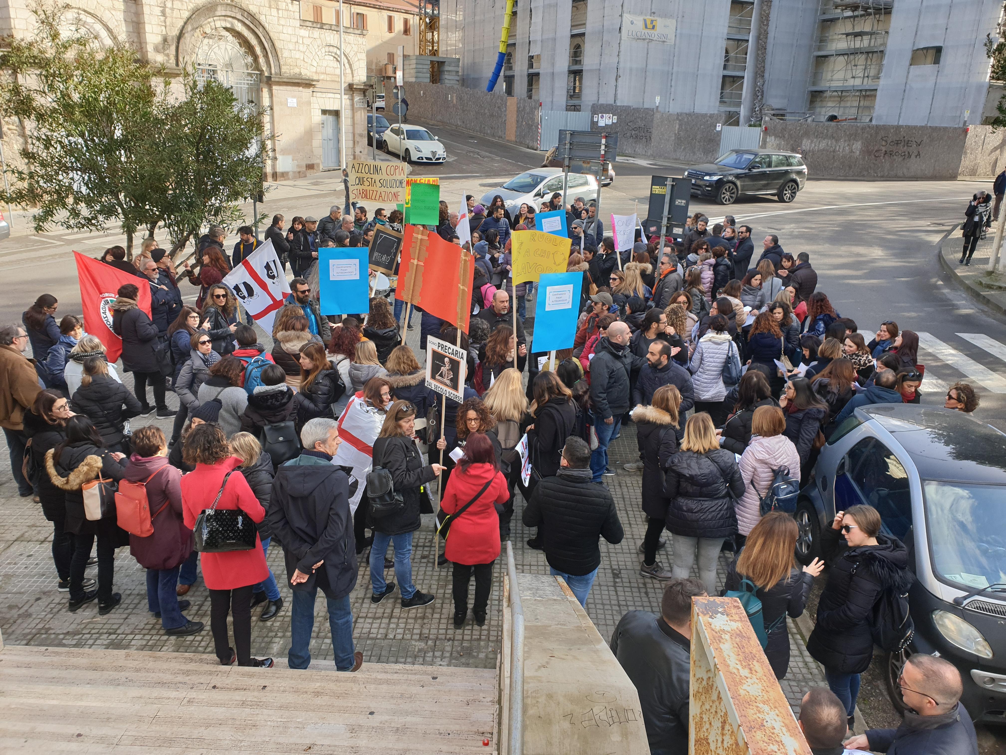 Mattarella a Sassari, sit in dei precari della scuola