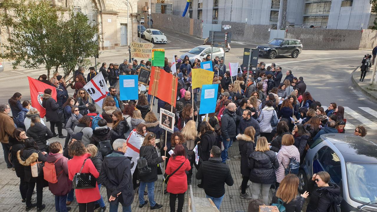 Mattarella a Sassari, sit in dei precari della scuola