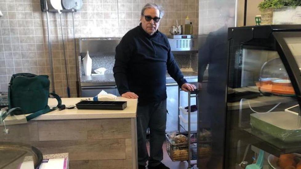 Non trovano soldi e rubano vini pregiati e gamberoni